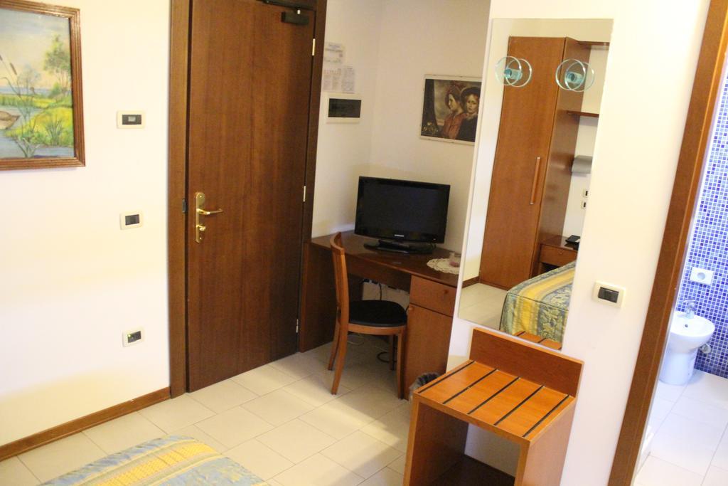Hotel Riverside مودينا المظهر الخارجي الصورة