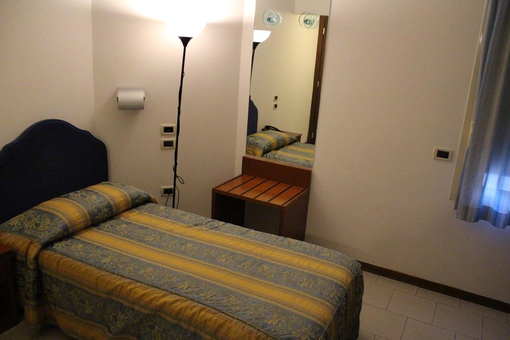 Hotel Riverside مودينا المظهر الخارجي الصورة
