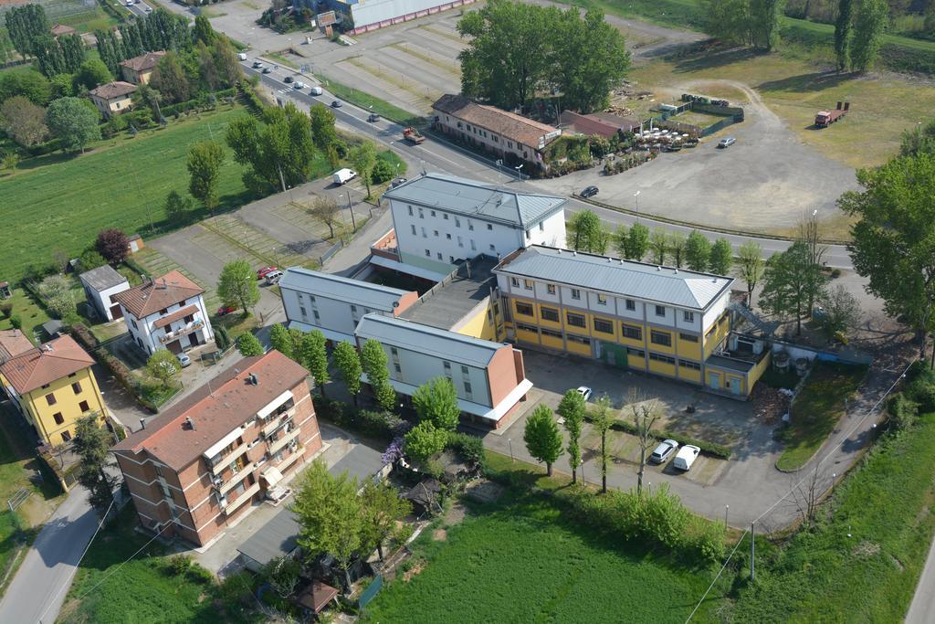 Hotel Riverside مودينا المظهر الخارجي الصورة